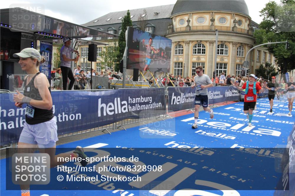 29.06.2025 - hella hamburg halbmarathon Michael Strokosch http://msf.ph/oto/8328908 29.06.2025 10:49:24 Ziel 4183, 4185, 6158, 9348, 10053, 10189, 11819, 12670, 13450, 14526, 15422, 15784, 15894, 15966 meine-sportfotos.de