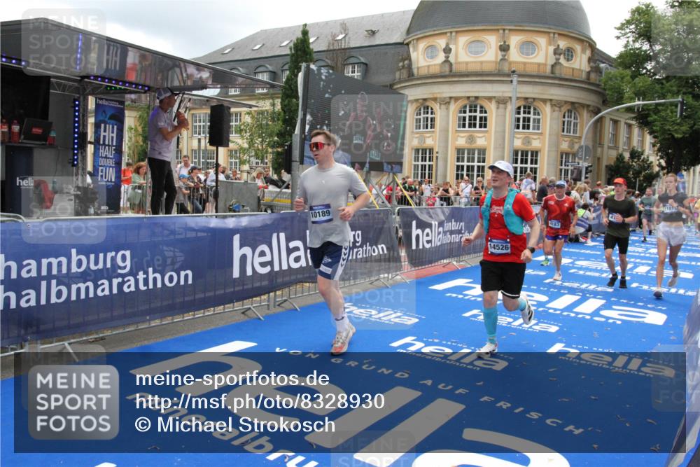 29.06.2025 - hella hamburg halbmarathon Michael Strokosch http://msf.ph/oto/8328930 29.06.2025 10:49:25 Ziel 1342, 4183, 4185, 6158, 10053, 10189, 11779, 11819, 12670, 14526, 14838, 15422, 15784, 15894, 15966 meine-sportfotos.de