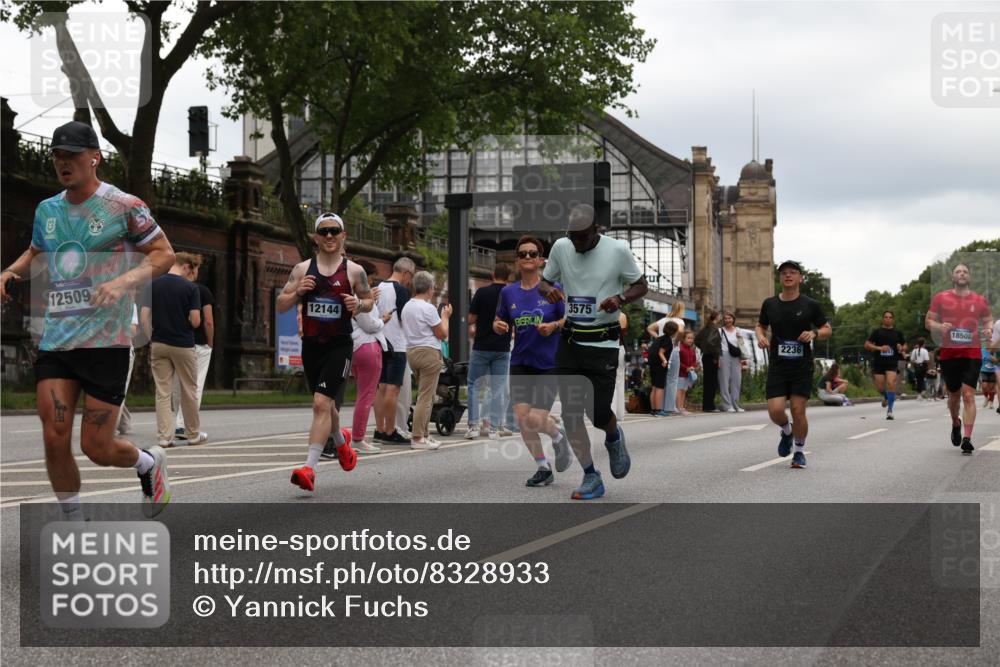 29.06.2025 - hella hamburg halbmarathon Yannick Fuchs http://msf.ph/oto/8328933 29.06.2025 10:51:37 20KM 1200, 1239, 1563, 1611, 2025, 2236, 2606, 2652, 2759, 2806, 2883, 3093, 3141, 3575, 4261, 4426, 4467, 4579, 5015, 5134, 5391, 5457, 5458, 6281, 6302, 6531, 6892, 7159, 7833, 9450, 10383, 10408, 10599, 12144, 12509, 12773, 13465, 13664, 15090, 15189, 15229, 15349, 16418, 16517, 17455, 17543, 17758, 18508 meine-sportfotos.de