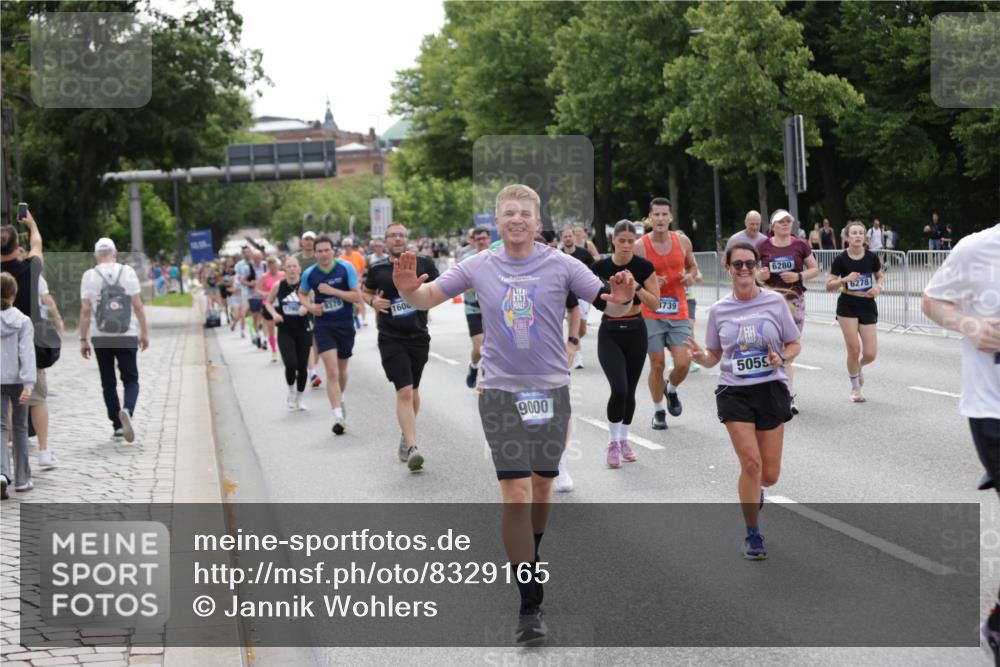 29.06.2025 - hella hamburg halbmarathon Jannik Wohlers http://msf.ph/oto/8329165 29.06.2025 10:40:07 Lombardsbrücke 2042, 2206, 2762, 2763, 3293, 3295, 3810, 4411, 4612, 4906, 5059, 5702, 5975, 6076, 6229, 6278, 6280, 6363, 6463, 7956, 8307, 8378, 8391, 8739, 9000, 9468, 10166, 10920, 11176, 11513, 11514, 11970, 11973, 12364, 12981, 13030, 13145, 13466, 14341, 14851, 15154, 15549, 15905, 15927, 15933, 16085, 16955, 17318, 17959, 18101, 18110, 18213, 18353, 18490, 18771, 18946, 19168 meine-sportfotos.de