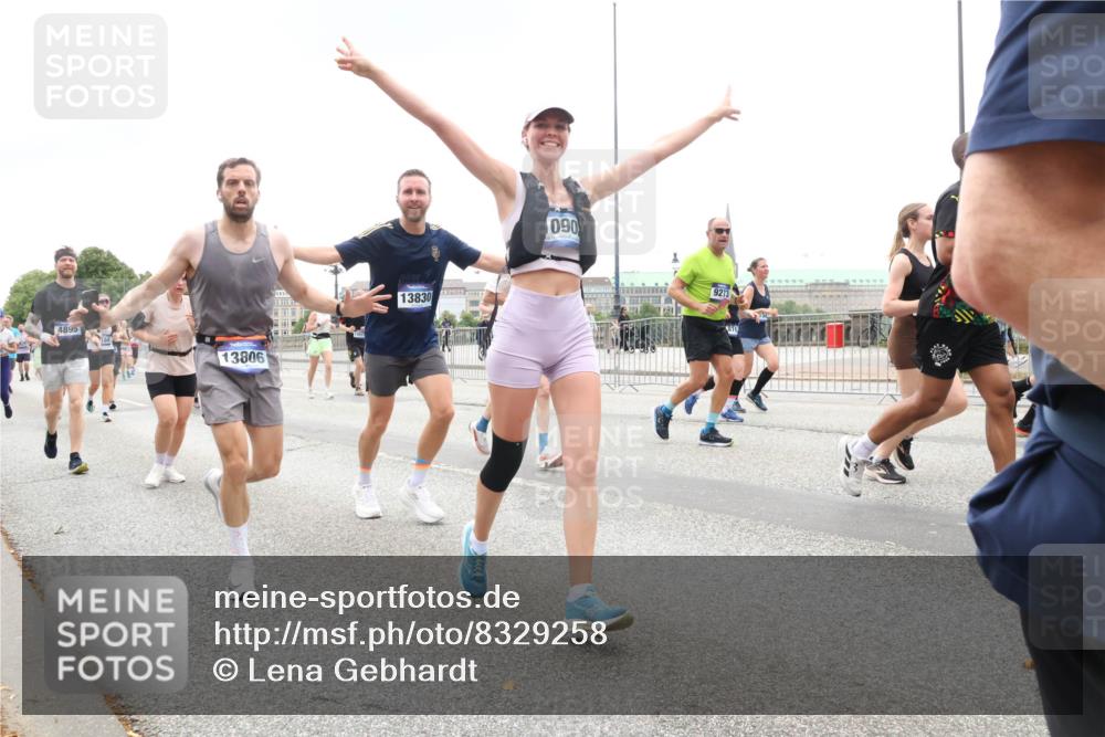 29.06.2025 - hella hamburg halbmarathon Lena Gebhardt http://msf.ph/oto/8329258 29.06.2025 10:47:28 Lombardsbrücke 4895, 13806, 13830, 090, 9273, 1045, 1185, 1434, 1463, 1523, 1593, 1607, 1704, 1961, 2148, 2327, 2407, 2537, 2555, 2665, 2704, 2790, 2882, 2994, 3339, 4037, 4184, 4239, 4325, 4423, 4483, 4806, 4895, 4974, 4975, 5621, 5622, 5895, 6255, 6256, 6485, 6496, 6879, 6995, 7073, 7403, 7430, 7431, 7630, 7631, 7970, 8105, 8131, 8270, 8550, 8706, 8915, 8953, 8967, 9018, 9687, 10991, 11351, 11458, 11730, 11738, 11802, 12431 meine-sportfotos.de