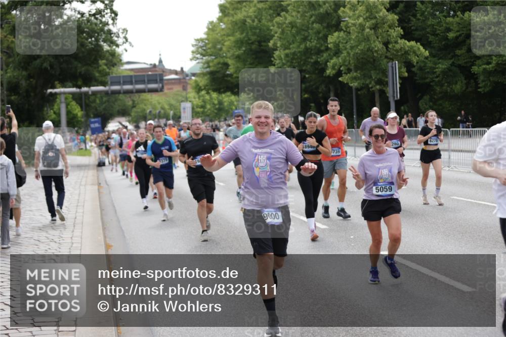 29.06.2025 - hella hamburg halbmarathon Jannik Wohlers http://msf.ph/oto/8329311 29.06.2025 10:40:07 Lombardsbrücke 2042, 2206, 2762, 2763, 3293, 3295, 3810, 4411, 4612, 4906, 5059, 5702, 5975, 6076, 6229, 6278, 6280, 6363, 6463, 7956, 8307, 8378, 8391, 8739, 9000, 9468, 10166, 10920, 11176, 11513, 11514, 11970, 11973, 12364, 12981, 13030, 13145, 13466, 14341, 14851, 15154, 15549, 15905, 15927, 15933, 16085, 16955, 17318, 17959, 18101, 18110, 18213, 18353, 18490, 18771, 18946, 19168 meine-sportfotos.de