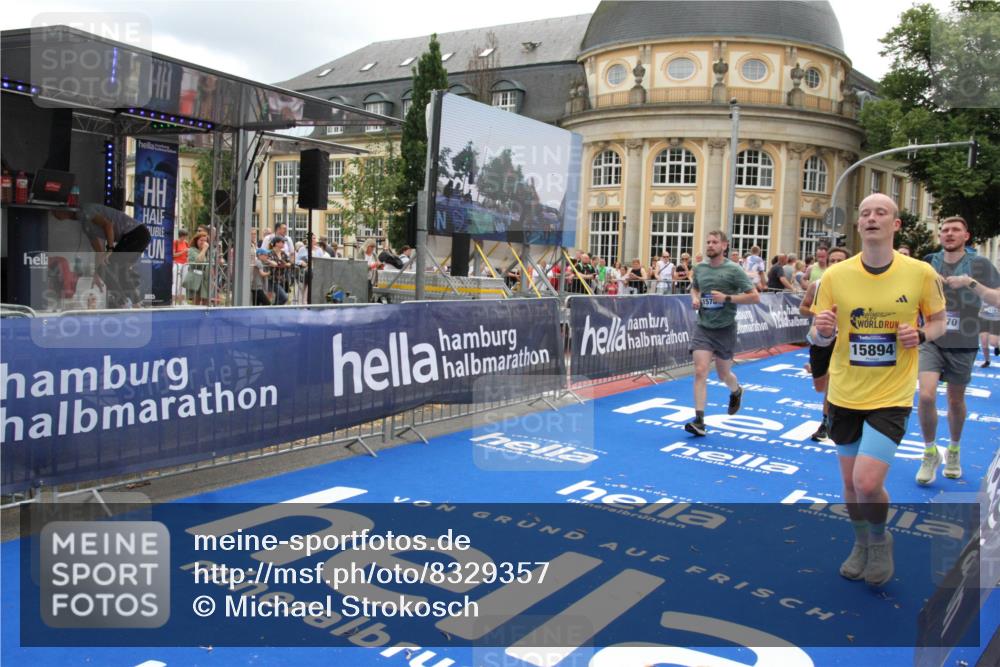 29.06.2025 - hella hamburg halbmarathon Michael Strokosch http://msf.ph/oto/8329357 29.06.2025 10:49:29 Ziel 1342, 1476, 2878, 4183, 4185, 8437, 8813, 11339, 11779, 11819, 12670, 13269, 14838, 15422, 15784, 15894, 15966, 16891, 18476, 18887, 18960 meine-sportfotos.de