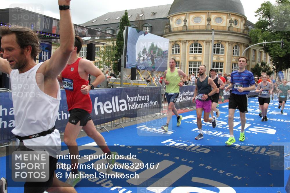 29.06.2025 - hella hamburg halbmarathon Michael Strokosch http://msf.ph/oto/8329467 29.06.2025 10:49:31 Ziel 1342, 1476, 2592, 2596, 2878, 8437, 8689, 8813, 11339, 11779, 12094, 12670, 13269, 14838, 15784, 15857, 15894, 15966, 16891, 18476, 18887, 18960 meine-sportfotos.de