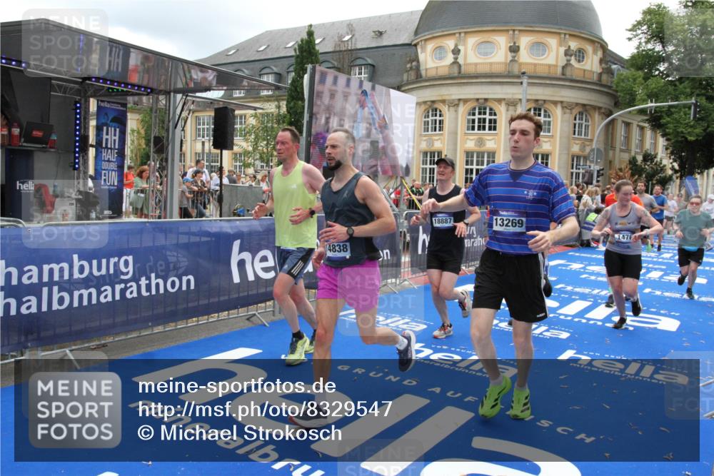 29.06.2025 - hella hamburg halbmarathon Michael Strokosch http://msf.ph/oto/8329547 29.06.2025 10:49:32 Ziel 1342, 1476, 2592, 2596, 2878, 8437, 8689, 8813, 11339, 11340, 11779, 12094, 12670, 13233, 13269, 14838, 15784, 15857, 15894, 15966, 16114, 16592, 16891, 18476, 18887, 18960 meine-sportfotos.de