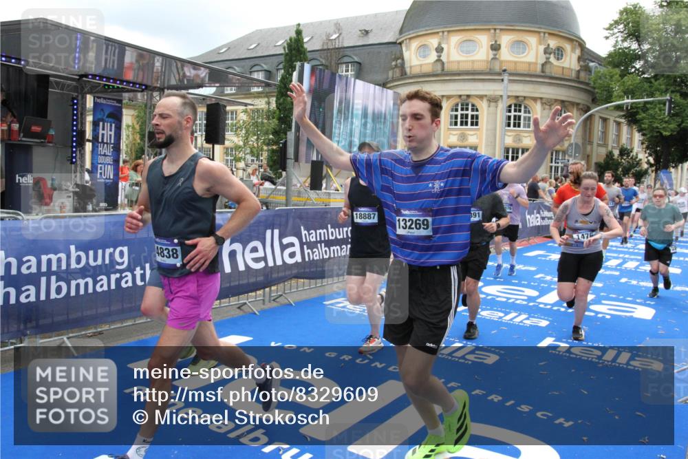29.06.2025 - hella hamburg halbmarathon Michael Strokosch http://msf.ph/oto/8329609 29.06.2025 10:49:32 Ziel 1342, 1476, 2592, 2596, 2878, 8437, 8689, 8813, 11339, 11340, 11779, 12094, 12670, 13233, 13269, 14838, 15784, 15857, 15894, 15966, 16114, 16592, 16891, 18476, 18887, 18960 meine-sportfotos.de