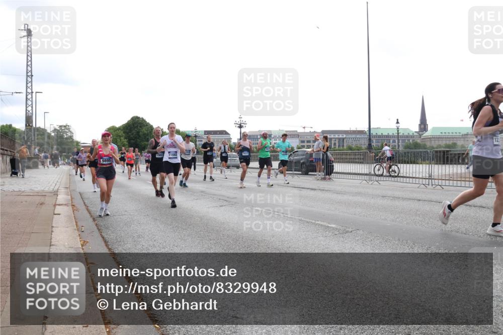 29.06.2025 - hella hamburg halbmarathon Lena Gebhardt http://msf.ph/oto/8329948 29.06.2025 10:37:52 Lombardsbrücke 9895, 13650, 11882, 122, 1394, 1475, 1578, 1799, 1901, 1985, 2199, 2640, 2786, 2853, 3230, 3246, 3633, 3880, 4414, 4921, 5139, 5171, 5186, 5522, 5713, 5790, 5875, 6199, 6243, 6362, 6697, 6821, 6955, 7118, 7124, 7244, 7321, 7350, 7544, 7552, 7629, 7696, 7777, 8843, 8985, 9247, 9288, 9524, 9895, 10159, 10506, 10836, 11087, 11543, 12123, 12254, 12472, 12824, 16680, 17798 meine-sportfotos.de