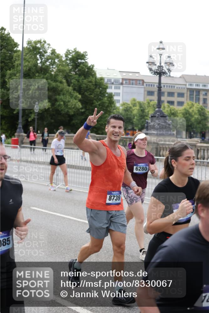 29.06.2025 - hella hamburg halbmarathon Jannik Wohlers http://msf.ph/oto/8330067 29.06.2025 10:40:11 Lombardsbrücke 1323, 2042, 2173, 2206, 2762, 2763, 3293, 3306, 4044, 4411, 4612, 4906, 4972, 5059, 5702, 6076, 6163, 6229, 6278, 6280, 6363, 7956, 8307, 8378, 8391, 8739, 9000, 9468, 9946, 10166, 10920, 10940, 11513, 11514, 12981, 13030, 13145, 13773, 14341, 15154, 15905, 15933, 16085, 16955, 17267, 17959, 18101, 18110, 18213, 18353, 18490, 18771, 18946, 19168 meine-sportfotos.de