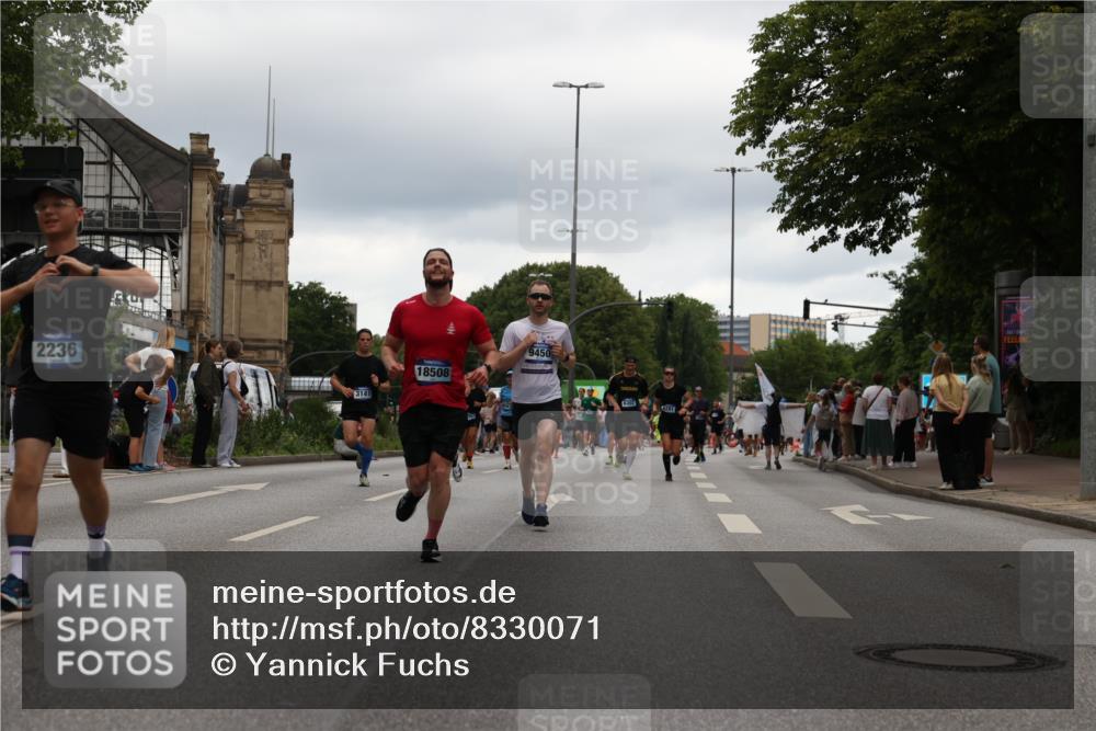 29.06.2025 - hella hamburg halbmarathon Yannick Fuchs http://msf.ph/oto/8330071 29.06.2025 10:51:39 20KM 1200, 1239, 1563, 1611, 2025, 2236, 2606, 2759, 2806, 2883, 3093, 3141, 3575, 4426, 4467, 4579, 4833, 5015, 5134, 5391, 5457, 5458, 6281, 6302, 6531, 6892, 7159, 7833, 9450, 10383, 10408, 10599, 12144, 12509, 12773, 13465, 13664, 15189, 15217, 15229, 15349, 16418, 16517, 17455, 17543, 18508, 18762 meine-sportfotos.de