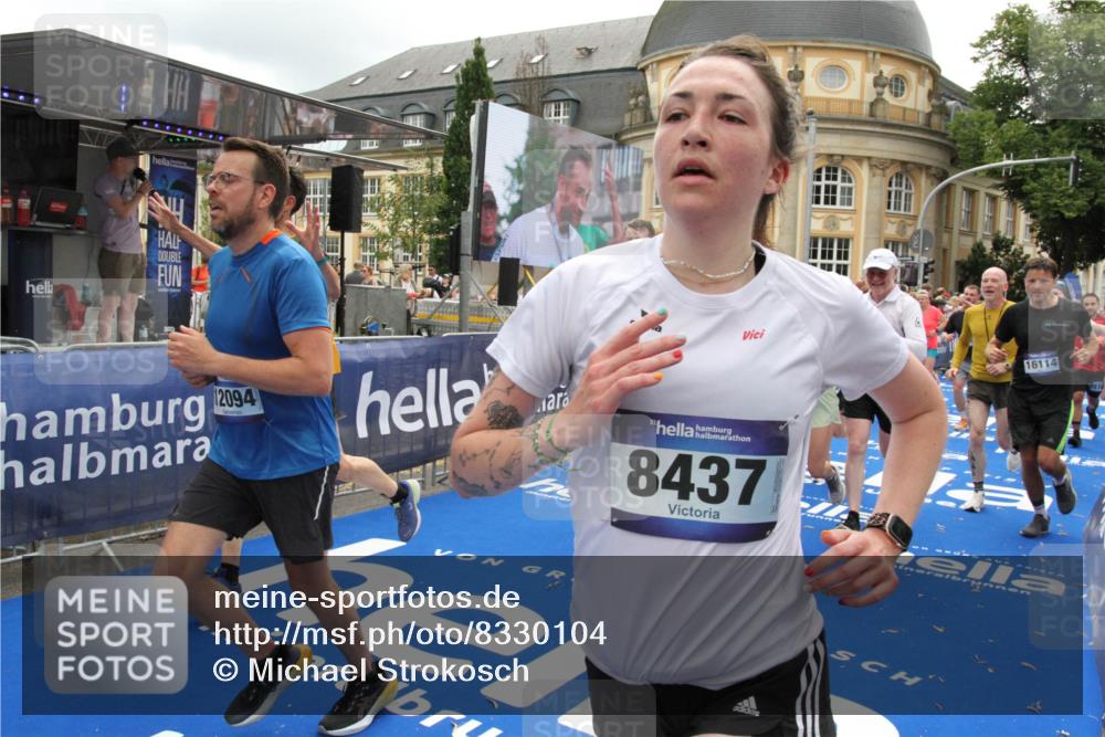 29.06.2025 - hella hamburg halbmarathon Michael Strokosch http://msf.ph/oto/8330104 29.06.2025 10:49:37 Ziel 2516, 2592, 2596, 2889, 2937, 5705, 8437, 8689, 8813, 9038, 9649, 11340, 11679, 11977, 12094, 13233, 14562, 15392, 15857, 16114, 16592, 16738, 17001 meine-sportfotos.de