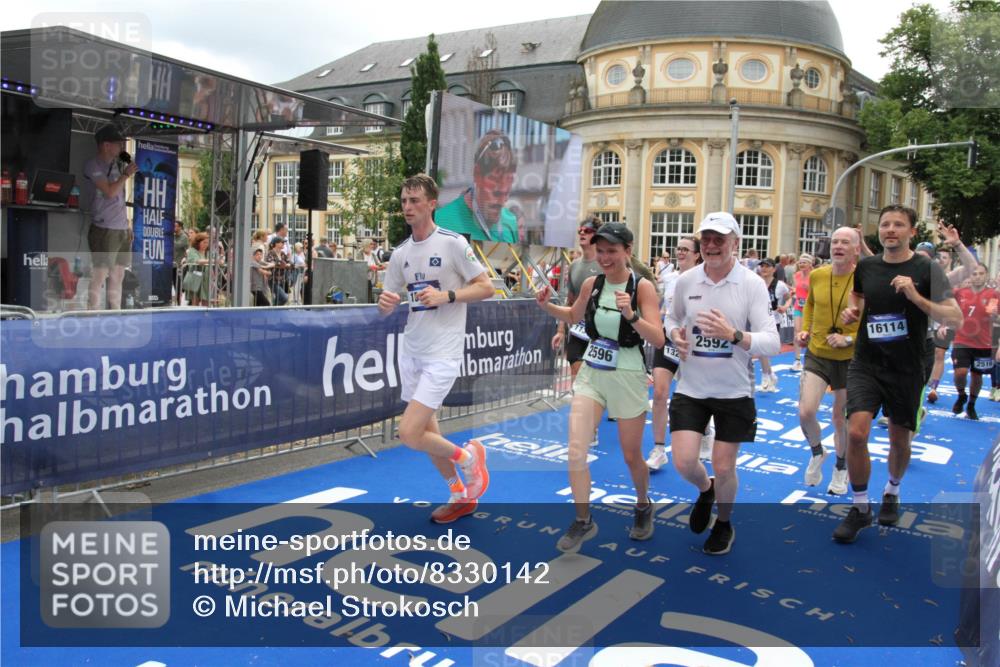 29.06.2025 - hella hamburg halbmarathon Michael Strokosch http://msf.ph/oto/8330142 29.06.2025 10:49:38 Ziel 2504, 2516, 2592, 2596, 2889, 2937, 5705, 5978, 8437, 8689, 9038, 9463, 9649, 11340, 11679, 11977, 12094, 13233, 14562, 15392, 15857, 16114, 16592, 16738, 17001 meine-sportfotos.de
