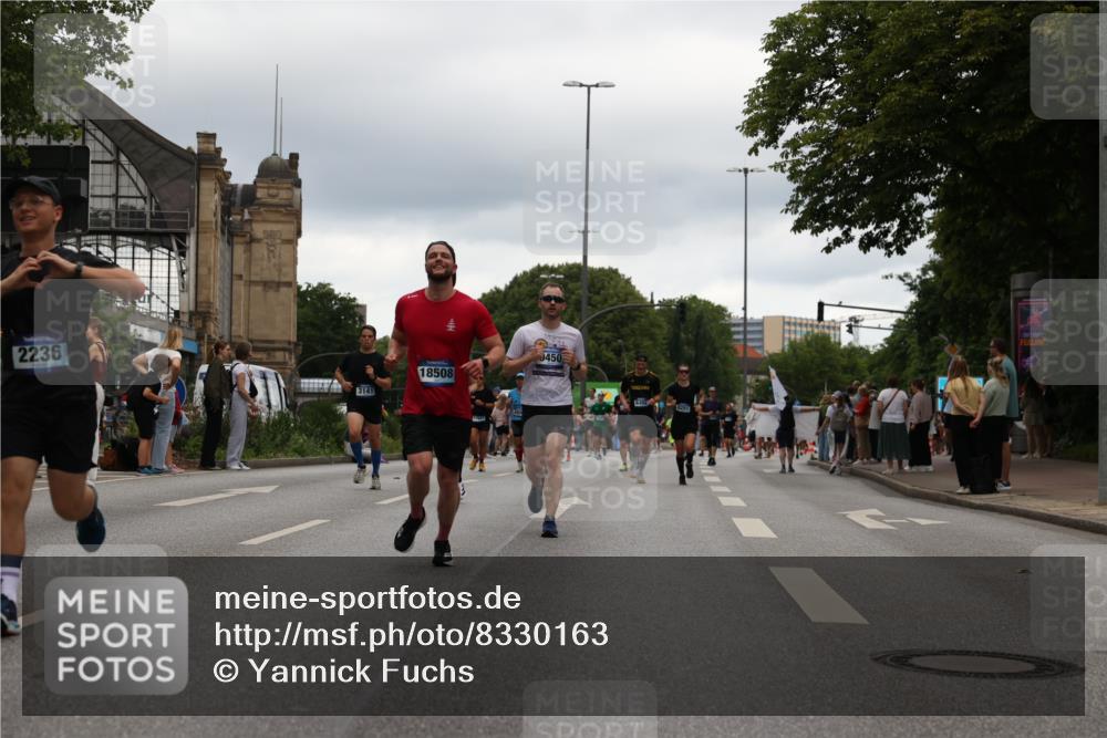 29.06.2025 - hella hamburg halbmarathon Yannick Fuchs http://msf.ph/oto/8330163 29.06.2025 10:51:39 20KM 1200, 1239, 1563, 1611, 2025, 2236, 2606, 2759, 2806, 2883, 3093, 3141, 3575, 4426, 4467, 4579, 4833, 5015, 5134, 5391, 5457, 5458, 6281, 6302, 6531, 6892, 7159, 7833, 9450, 10383, 10408, 10599, 12144, 12509, 12773, 13465, 13664, 15189, 15217, 15229, 15349, 16418, 16517, 17455, 17543, 18508, 18762 meine-sportfotos.de