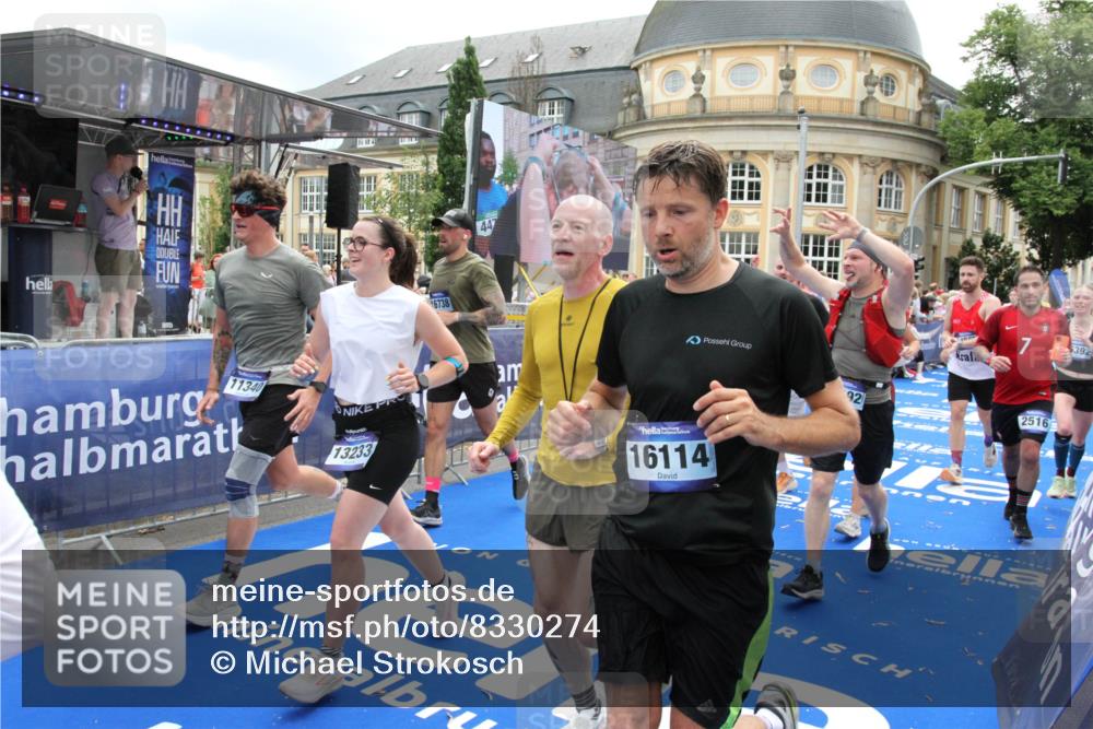 29.06.2025 - hella hamburg halbmarathon Michael Strokosch http://msf.ph/oto/8330274 29.06.2025 10:49:39 Ziel 2504, 2516, 2592, 2596, 2889, 2937, 5705, 5978, 6115, 8689, 9038, 9463, 9649, 11340, 11679, 11977, 12094, 13233, 14562, 15392, 15857, 16114, 16592, 16738, 17001, 18058 meine-sportfotos.de