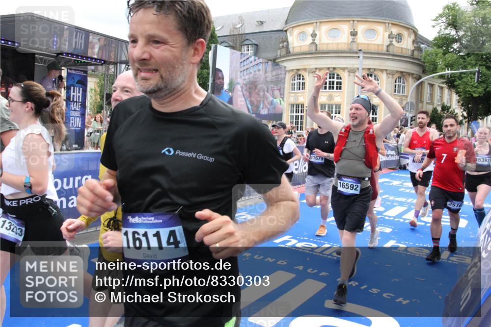 29.06.2025 - hella hamburg halbmarathon Michael Strokosch http://msf.ph/oto/8330303 29.06.2025 10:49:39 Ziel 2504, 2516, 2592, 2596, 2889, 2937, 5705, 5978, 6115, 8689, 9038, 9463, 9649, 11340, 11679, 11977, 12094, 13233, 14562, 15392, 15857, 16114, 16592, 16738, 17001, 18058 meine-sportfotos.de