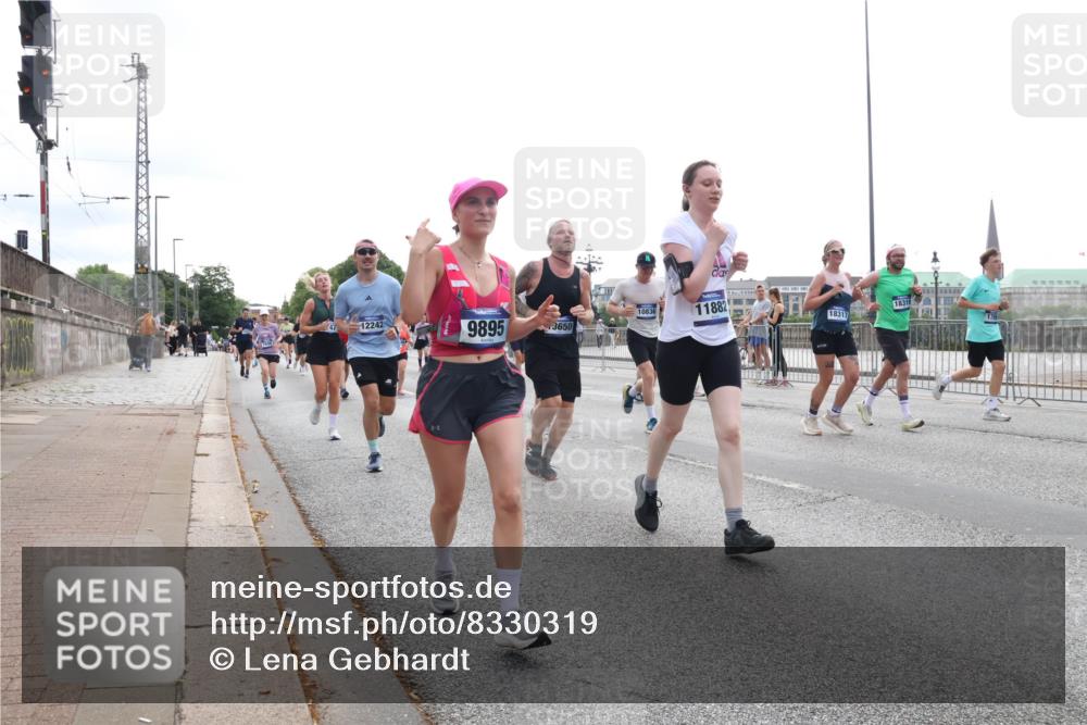 29.06.2025 - hella hamburg halbmarathon Lena Gebhardt http://msf.ph/oto/8330319 29.06.2025 10:37:54 Lombardsbrücke 12242, 9895, 3650, 10836, 11882, 18319, 18317, 1196, 1394, 1475, 1578, 1799, 1901, 1966, 1985, 2199, 2640, 2786, 2853, 3230, 3246, 3633, 3880, 4414, 4921, 5139, 5171, 5186, 5522, 5713, 5875, 6199, 6243, 6362, 6697, 6821, 6955, 7118, 7124, 7165, 7244, 7321, 7350, 7552, 7629, 7696, 7777, 7914, 8985, 9247, 9288, 9895, 10159, 10506, 10836, 11087, 11543, 12123, 12254, 12472, 12824, 16680, 17798 meine-sportfotos.de
