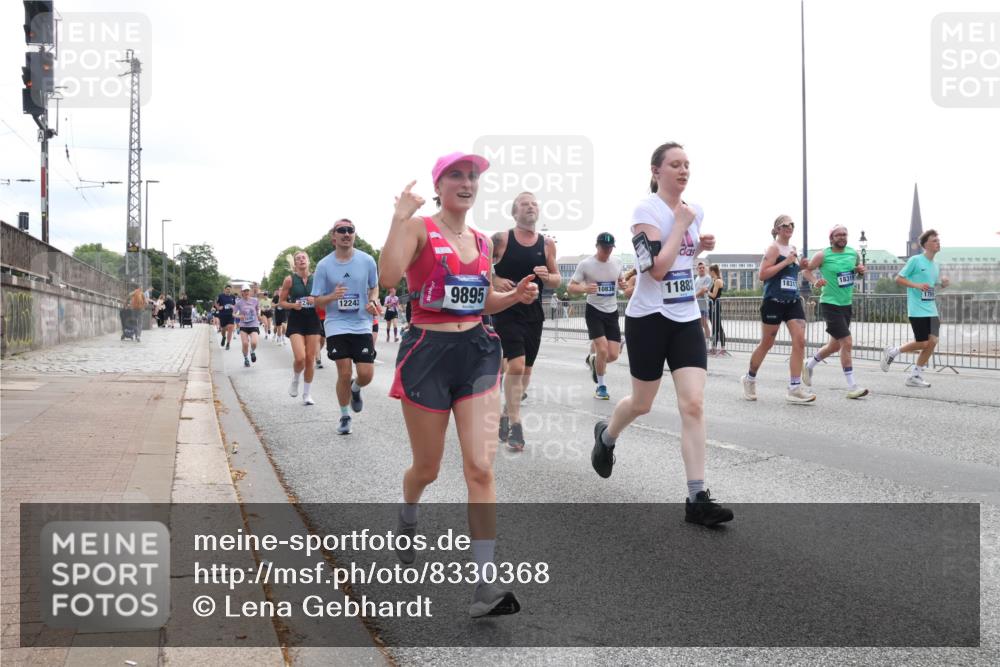 29.06.2025 - hella hamburg halbmarathon Lena Gebhardt http://msf.ph/oto/8330368 29.06.2025 10:37:54 Lombardsbrücke 12242, 9895, 10836, 11882, 18317, 18319, 1795, 1196, 1394, 1475, 1578, 1799, 1901, 1966, 1985, 2199, 2640, 2786, 2853, 3230, 3246, 3633, 3880, 4414, 4921, 5139, 5171, 5186, 5522, 5713, 5875, 6199, 6243, 6362, 6697, 6821, 6955, 7118, 7124, 7165, 7244, 7321, 7350, 7552, 7629, 7696, 7777, 7914, 8985, 9247, 9288, 9895, 10159, 10506, 10836, 11087, 11543, 12123, 12254, 12472, 12824, 16680, 17798 meine-sportfotos.de