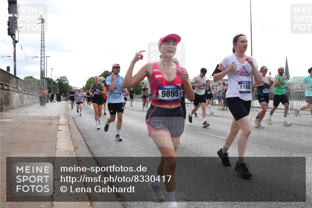 29.06.2025 - hella hamburg halbmarathon Lena Gebhardt http://msf.ph/oto/8330417 29.06.2025 10:37:54 Lombardsbrücke 12242, 9247, 9895, 11882, 1831, 18317, 1196, 1394, 1475, 1578, 1799, 1901, 1966, 1985, 2199, 2640, 2786, 2853, 3230, 3246, 3633, 3880, 4414, 4921, 5139, 5171, 5186, 5522, 5713, 5875, 6199, 6243, 6362, 6697, 6821, 6955, 7118, 7124, 7165, 7244, 7321, 7350, 7552, 7629, 7696, 7777, 7914, 8985, 9247, 9288, 9895, 10159, 10506, 10836, 11087, 11543, 12123, 12254, 12472, 12824, 16680, 17798 meine-sportfotos.de