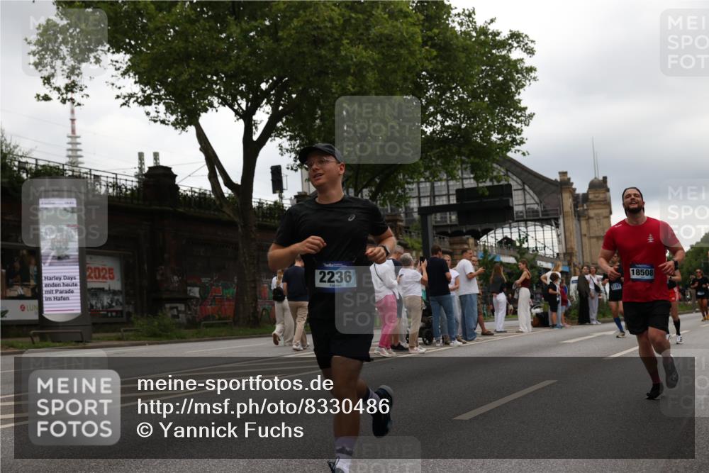 29.06.2025 - hella hamburg halbmarathon Yannick Fuchs http://msf.ph/oto/8330486 29.06.2025 10:51:40 20KM 1200, 1239, 1563, 1611, 2025, 2236, 2606, 2759, 2806, 2883, 3093, 3141, 3575, 4426, 4467, 4579, 4833, 5391, 6281, 6302, 6531, 6892, 7833, 9450, 9485, 10383, 10408, 10599, 12144, 12509, 12773, 13465, 13664, 15189, 15217, 15229, 15349, 16418, 16517, 17455, 17543, 18508, 18762 meine-sportfotos.de