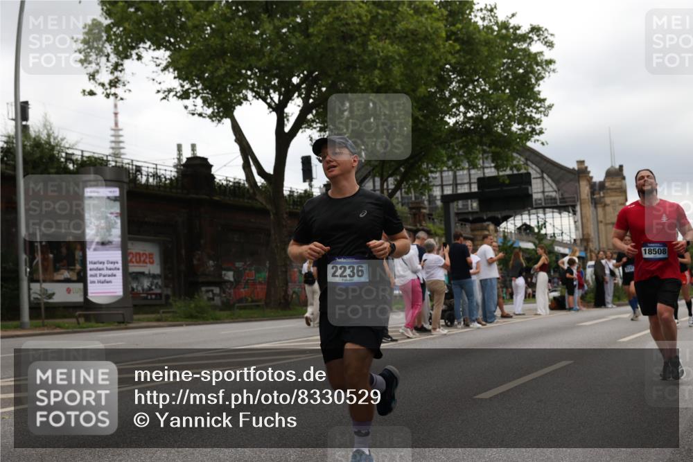 29.06.2025 - hella hamburg halbmarathon Yannick Fuchs http://msf.ph/oto/8330529 29.06.2025 10:51:40 20KM 1200, 1239, 1563, 1611, 2025, 2236, 2606, 2759, 2806, 2883, 3093, 3141, 3575, 4426, 4467, 4579, 4833, 5391, 6281, 6302, 6531, 6892, 7833, 9450, 9485, 10383, 10408, 10599, 12144, 12509, 12773, 13465, 13664, 15189, 15217, 15229, 15349, 16418, 16517, 17455, 17543, 18508, 18762 meine-sportfotos.de