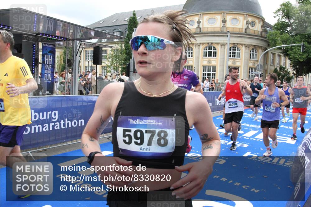 29.06.2025 - hella hamburg halbmarathon Michael Strokosch http://msf.ph/oto/8330820 29.06.2025 10:49:46 Ziel 2504, 2706, 2937, 3060, 3543, 5894, 5978, 6115, 6125, 7332, 9463, 9551, 9619, 9723, 9924, 13159, 14794, 16843, 16877, 17282, 17753, 18058, 18451, 18926 meine-sportfotos.de