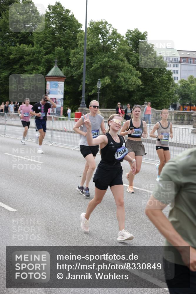 29.06.2025 - hella hamburg halbmarathon Jannik Wohlers http://msf.ph/oto/8330849 29.06.2025 10:40:15 Lombardsbrücke 1075, 1323, 2042, 2173, 2206, 2299, 2762, 2763, 3121, 3293, 3306, 3432, 3694, 4044, 4411, 4612, 4906, 4972, 5059, 5702, 6163, 6229, 6278, 6280, 6289, 7293, 7956, 8053, 8054, 8378, 8391, 8739, 9000, 9437, 9468, 9946, 10166, 10920, 10940, 11513, 11514, 12191, 12610, 12692, 12699, 12981, 13145, 13773, 15154, 15905, 15933, 16085, 16450, 16955, 17267, 17959, 18353, 18490, 18771, 18946, 19087, 19168 meine-sportfotos.de