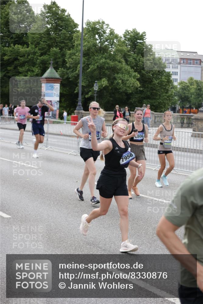 29.06.2025 - hella hamburg halbmarathon Jannik Wohlers http://msf.ph/oto/8330876 29.06.2025 10:40:15 Lombardsbrücke 1075, 1323, 2042, 2173, 2206, 2299, 2762, 2763, 3121, 3293, 3306, 3432, 3694, 4044, 4411, 4612, 4906, 4972, 5059, 5702, 6163, 6229, 6278, 6280, 6289, 7293, 7956, 8053, 8054, 8378, 8391, 8739, 9000, 9437, 9468, 9946, 10166, 10920, 10940, 11513, 11514, 12191, 12610, 12692, 12699, 12981, 13145, 13773, 15154, 15905, 15933, 16085, 16450, 16955, 17267, 17959, 18353, 18490, 18771, 18946, 19087, 19168 meine-sportfotos.de