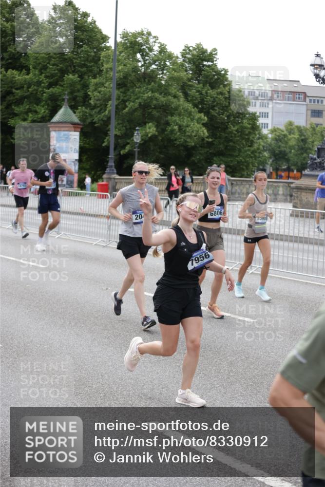 29.06.2025 - hella hamburg halbmarathon Jannik Wohlers http://msf.ph/oto/8330912 29.06.2025 10:40:15 Lombardsbrücke 1075, 1323, 2042, 2173, 2206, 2299, 2762, 2763, 3121, 3293, 3306, 3432, 3694, 4044, 4411, 4612, 4906, 4972, 5059, 5702, 6163, 6229, 6278, 6280, 6289, 7293, 7956, 8053, 8054, 8378, 8391, 8739, 9000, 9437, 9468, 9946, 10166, 10920, 10940, 11513, 11514, 12191, 12610, 12692, 12699, 12981, 13145, 13773, 15154, 15905, 15933, 16085, 16450, 16955, 17267, 17959, 18353, 18490, 18771, 18946, 19087, 19168 meine-sportfotos.de