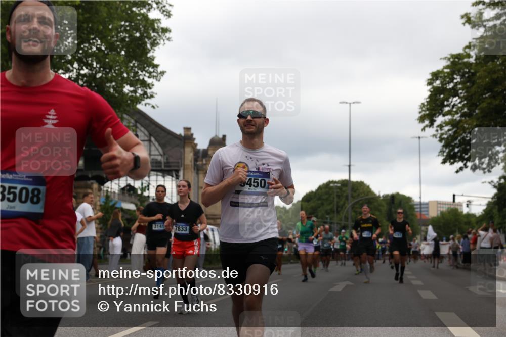 29.06.2025 - hella hamburg halbmarathon Yannick Fuchs http://msf.ph/oto/8330916 29.06.2025 10:51:41 20KM 1200, 1239, 1563, 1611, 2025, 2236, 2606, 2759, 2806, 2883, 3093, 3141, 3575, 4426, 4467, 4579, 4833, 5391, 6281, 6302, 6531, 6892, 7833, 9450, 9485, 10383, 10408, 10599, 12144, 12509, 13465, 13664, 15217, 15229, 15349, 16517, 17455, 17543, 18508, 18762, 18891 meine-sportfotos.de