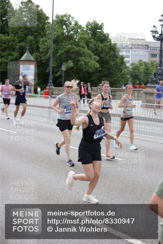 29.06.2025 - hella hamburg halbmarathon Jannik Wohlers http://msf.ph/oto/8330947 29.06.2025 10:40:15 Lombardsbrücke 1075, 1323, 2042, 2173, 2206, 2299, 2762, 2763, 3121, 3293, 3306, 3432, 3694, 4044, 4411, 4612, 4906, 4972, 5059, 5702, 6163, 6229, 6278, 6280, 6289, 7293, 7956, 8053, 8054, 8378, 8391, 8739, 9000, 9437, 9468, 9946, 10166, 10920, 10940, 11513, 11514, 12191, 12610, 12692, 12699, 12981, 13145, 13773, 15154, 15905, 15933, 16085, 16450, 16955, 17267, 17959, 18353, 18490, 18771, 18946, 19087, 19168 meine-sportfotos.de