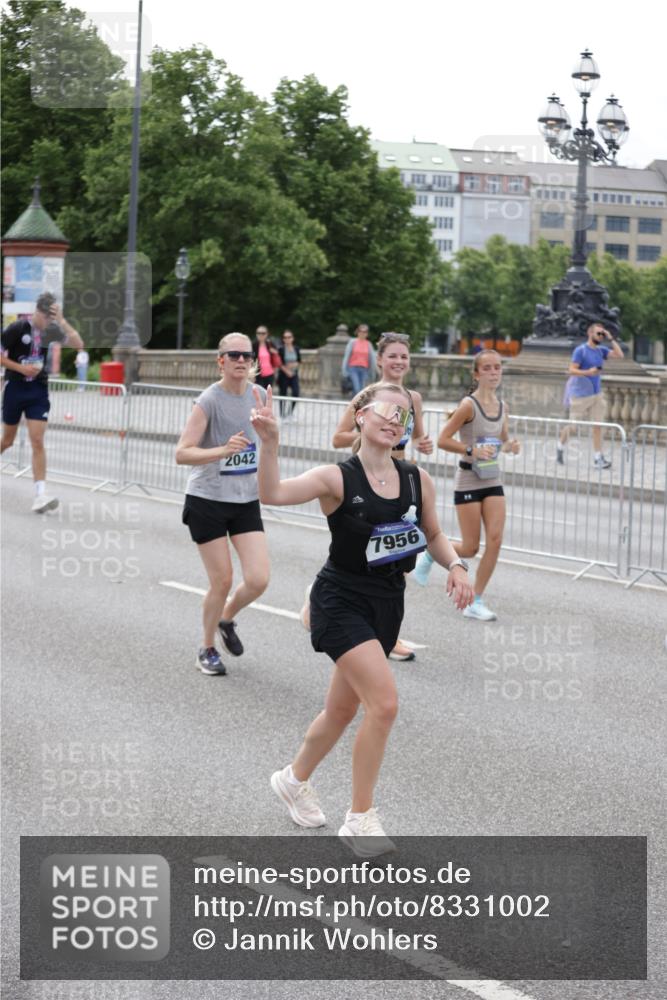 29.06.2025 - hella hamburg halbmarathon Jannik Wohlers http://msf.ph/oto/8331002 29.06.2025 10:40:15 Lombardsbrücke 1075, 1323, 2042, 2173, 2206, 2299, 2762, 2763, 3121, 3293, 3306, 3432, 3694, 4044, 4411, 4612, 4906, 4972, 5059, 5702, 6163, 6229, 6278, 6280, 6289, 7293, 7956, 8053, 8054, 8378, 8391, 8739, 9000, 9437, 9468, 9946, 10166, 10920, 10940, 11513, 11514, 12191, 12610, 12692, 12699, 12981, 13145, 13773, 15154, 15905, 15933, 16085, 16450, 16955, 17267, 17959, 18353, 18490, 18771, 18946, 19087, 19168 meine-sportfotos.de