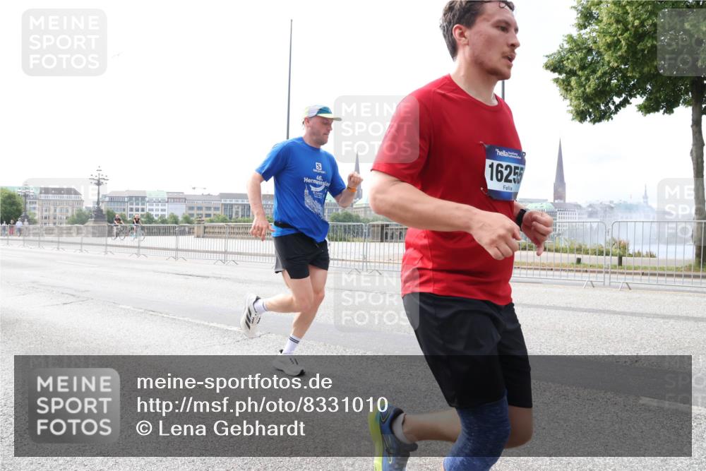 29.06.2025 - hella hamburg halbmarathon Lena Gebhardt http://msf.ph/oto/8331010 29.06.2025 10:13:08 Lombardsbrücke 46, 16255, 1007, 1020, 1051, 1747, 1851, 1859, 1939, 2531, 2891, 2942, 2961, 3218, 3360, 3728, 3729, 4187, 4532, 6207, 6489, 7346, 7873, 7907, 8398, 8405, 8913, 8917, 9141, 9527, 10067, 10402, 11025, 11720, 12492, 14404, 14869, 15012, 15531, 15922, 16030, 16255, 16323, 16437, 16826, 16911, 17061, 17474, 17699, 17988, 17994, 18048, 18320, 18530, 18732 meine-sportfotos.de
