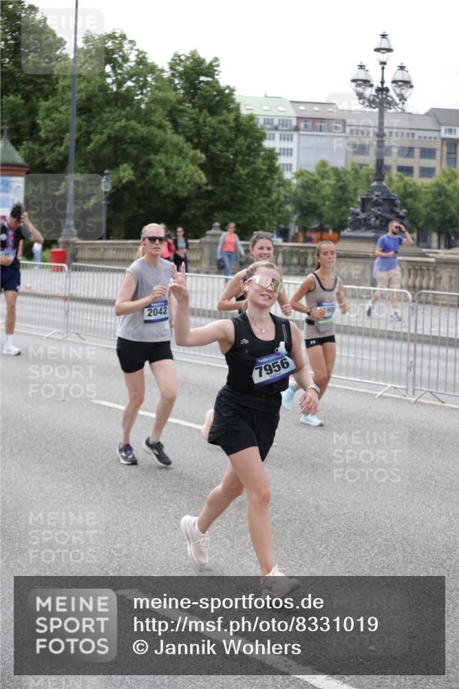 29.06.2025 - hella hamburg halbmarathon Jannik Wohlers http://msf.ph/oto/8331019 29.06.2025 10:40:15 Lombardsbrücke 1075, 1323, 2042, 2173, 2206, 2299, 2762, 2763, 3121, 3293, 3306, 3432, 3694, 4044, 4411, 4612, 4906, 4972, 5059, 5702, 6163, 6229, 6278, 6280, 6289, 7293, 7956, 8053, 8054, 8378, 8391, 8739, 9000, 9437, 9468, 9946, 10166, 10920, 10940, 11513, 11514, 12191, 12610, 12692, 12699, 12981, 13145, 13773, 15154, 15905, 15933, 16085, 16450, 16955, 17267, 17959, 18353, 18490, 18771, 18946, 19087, 19168 meine-sportfotos.de