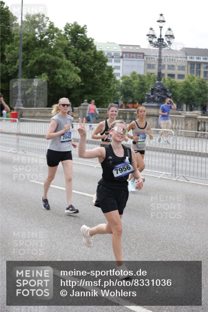 29.06.2025 - hella hamburg halbmarathon Jannik Wohlers http://msf.ph/oto/8331036 29.06.2025 10:40:15 Lombardsbrücke 1075, 1323, 2042, 2173, 2206, 2299, 2762, 2763, 3121, 3293, 3306, 3432, 3694, 4044, 4411, 4612, 4906, 4972, 5059, 5702, 6163, 6229, 6278, 6280, 6289, 7293, 7956, 8053, 8054, 8378, 8391, 8739, 9000, 9437, 9468, 9946, 10166, 10920, 10940, 11513, 11514, 12191, 12610, 12692, 12699, 12981, 13145, 13773, 15154, 15905, 15933, 16085, 16450, 16955, 17267, 17959, 18353, 18490, 18771, 18946, 19087, 19168 meine-sportfotos.de