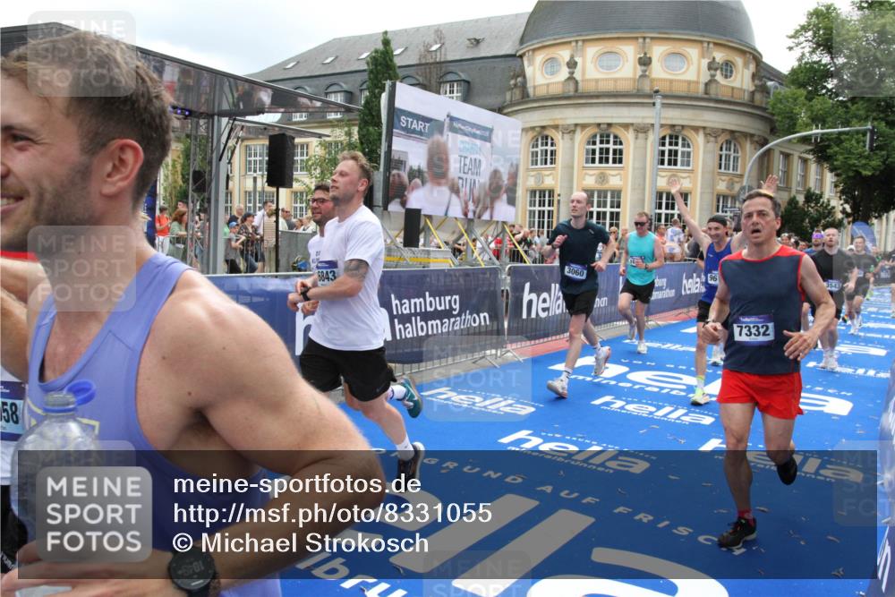 29.06.2025 - hella hamburg halbmarathon Michael Strokosch http://msf.ph/oto/8331055 29.06.2025 10:49:47 Ziel 2504, 2706, 3060, 3543, 5894, 5978, 6115, 6125, 7332, 9463, 9551, 9619, 9723, 9924, 11975, 13159, 14794, 16843, 16877, 17282, 17753, 18058, 18451, 18926 meine-sportfotos.de