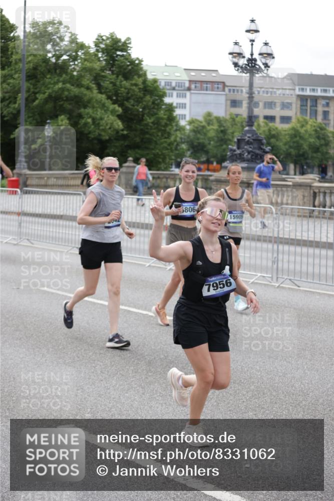 29.06.2025 - hella hamburg halbmarathon Jannik Wohlers http://msf.ph/oto/8331062 29.06.2025 10:40:15 Lombardsbrücke 1075, 1323, 2042, 2173, 2206, 2299, 2762, 2763, 3121, 3293, 3306, 3432, 3694, 4044, 4411, 4612, 4906, 4972, 5059, 5702, 6163, 6229, 6278, 6280, 6289, 7293, 7956, 8053, 8054, 8378, 8391, 8739, 9000, 9437, 9468, 9946, 10166, 10920, 10940, 11513, 11514, 12191, 12610, 12692, 12699, 12981, 13145, 13773, 15154, 15905, 15933, 16085, 16450, 16955, 17267, 17959, 18353, 18490, 18771, 18946, 19087, 19168 meine-sportfotos.de