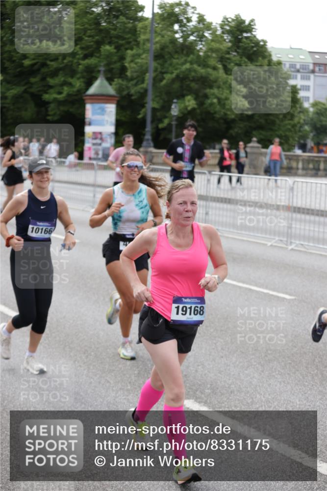 29.06.2025 - hella hamburg halbmarathon Jannik Wohlers http://msf.ph/oto/8331175 29.06.2025 10:40:16 Lombardsbrücke 1075, 1323, 2042, 2173, 2206, 2299, 2762, 2763, 3121, 3293, 3306, 3432, 3694, 4044, 4411, 4612, 4906, 4972, 5059, 5702, 6163, 6229, 6278, 6280, 6289, 7293, 7956, 8053, 8054, 8378, 8391, 8739, 9000, 9437, 9946, 10166, 10920, 10940, 11513, 11514, 12191, 12610, 12692, 12699, 12981, 13145, 13773, 15154, 15905, 15933, 16028, 16085, 16449, 16450, 16955, 17267, 17959, 18353, 18490, 18946, 19087, 19168 meine-sportfotos.de