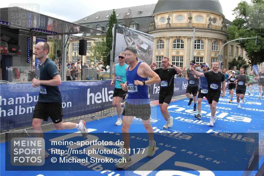 29.06.2025 - hella hamburg halbmarathon Michael Strokosch http://msf.ph/oto/8331177 29.06.2025 10:49:48 Ziel 2706, 3060, 3543, 5894, 6115, 6125, 7332, 9551, 9619, 9723, 9924, 11975, 13159, 14794, 16843, 16877, 17282, 17753, 18058, 18451, 18926 meine-sportfotos.de