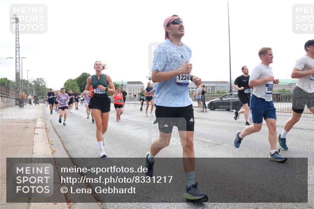 29.06.2025 - hella hamburg halbmarathon Lena Gebhardt http://msf.ph/oto/8331217 29.06.2025 10:37:56 Lombardsbrücke 7696, 9247, 3246, 1224, 5139, 898, 1196, 1394, 1475, 1578, 1799, 1901, 1966, 1985, 2199, 2640, 2786, 2853, 3230, 3242, 3246, 3633, 3716, 3880, 4414, 4921, 5139, 5186, 5300, 5522, 5713, 5875, 6199, 6243, 6362, 6697, 6821, 6955, 7118, 7124, 7165, 7244, 7321, 7350, 7552, 7629, 7696, 7914, 8985, 9247, 9288, 9895, 10159, 10506, 10836, 11087, 11543, 12123, 12254, 12472, 12824, 16680, 17798 meine-sportfotos.de