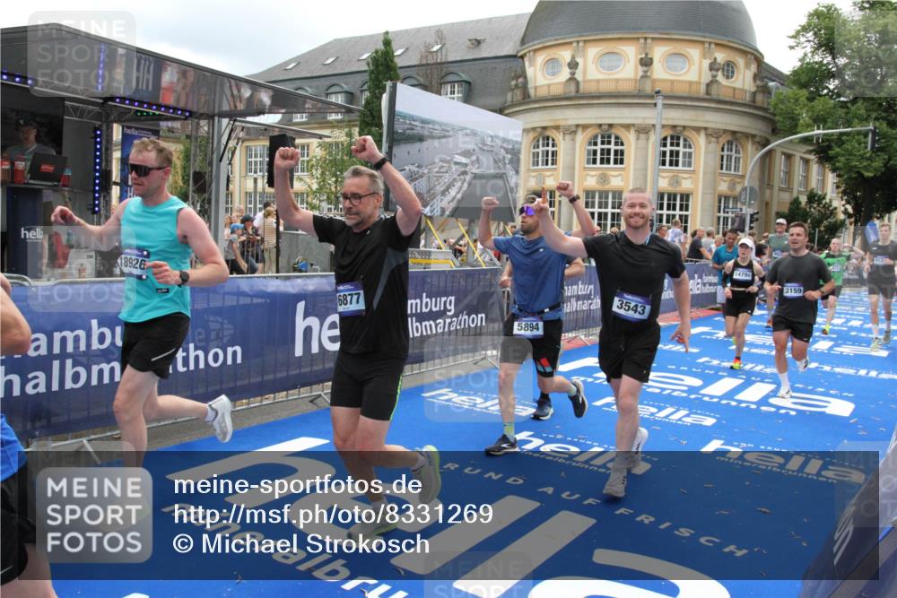 29.06.2025 - hella hamburg halbmarathon Michael Strokosch http://msf.ph/oto/8331269 29.06.2025 10:49:49 Ziel 2706, 3060, 3543, 5894, 6125, 7332, 9200, 9551, 9619, 9723, 9924, 11975, 13159, 14794, 16800, 16843, 16877, 17282, 17753, 18451, 18926 meine-sportfotos.de