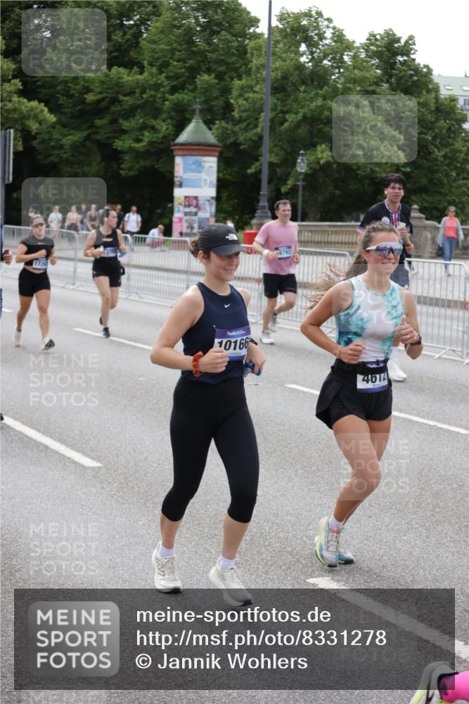 29.06.2025 - hella hamburg halbmarathon Jannik Wohlers http://msf.ph/oto/8331278 29.06.2025 10:40:17 Lombardsbrücke 1075, 1323, 2042, 2173, 2206, 2299, 2762, 2763, 3121, 3306, 3432, 3694, 4044, 4411, 4612, 4906, 4972, 5059, 5702, 6163, 6229, 6278, 6280, 6289, 7293, 7956, 8053, 8054, 8378, 8391, 8739, 9000, 9437, 9946, 10166, 10920, 10940, 11513, 11514, 11686, 12191, 12610, 12692, 12699, 13145, 13773, 15154, 15905, 15933, 16028, 16085, 16449, 16450, 16955, 17267, 17959, 18353, 18490, 18946, 19087, 19168 meine-sportfotos.de