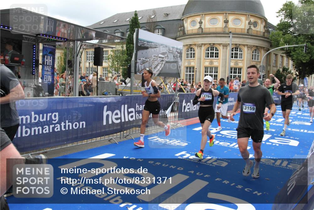29.06.2025 - hella hamburg halbmarathon Michael Strokosch http://msf.ph/oto/8331371 29.06.2025 10:49:50 Ziel 3060, 3543, 4017, 5460, 5894, 6125, 7332, 9126, 9200, 9551, 9619, 9723, 9924, 11975, 13159, 13463, 14794, 16800, 16877, 17282, 17753, 18926, 19122 meine-sportfotos.de