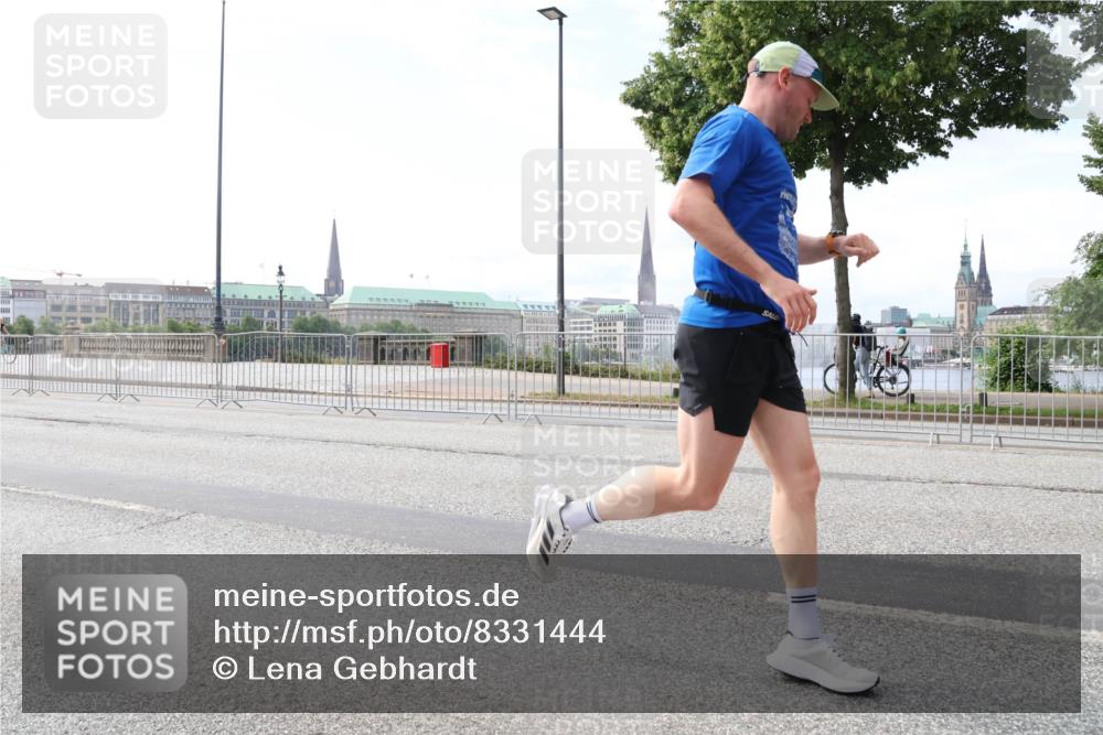 29.06.2025 - hella hamburg halbmarathon Lena Gebhardt http://msf.ph/oto/8331444 29.06.2025 10:13:08 Lombardsbrücke 1007, 1020, 1051, 1747, 1851, 1859, 1939, 2531, 2891, 2942, 2961, 3218, 3360, 3728, 3729, 4187, 4532, 6207, 6489, 7346, 7873, 7907, 8398, 8405, 8913, 8917, 9141, 9527, 10067, 10402, 11025, 11720, 12492, 14404, 14869, 15012, 15531, 15922, 16030, 16255, 16323, 16437, 16826, 16911, 17061, 17474, 17699, 17988, 17994, 18048, 18320, 18530, 18732 meine-sportfotos.de
