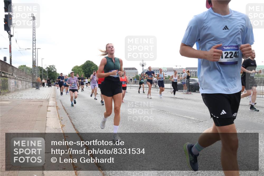 29.06.2025 - hella hamburg halbmarathon Lena Gebhardt http://msf.ph/oto/8331534 29.06.2025 10:37:56 Lombardsbrücke 15416, 1551, 2242, 513, 1196, 1394, 1475, 1578, 1799, 1901, 1966, 1985, 2199, 2640, 2786, 2853, 3230, 3242, 3246, 3633, 3716, 3880, 4414, 4921, 5139, 5186, 5300, 5522, 5713, 5875, 6199, 6243, 6362, 6697, 6821, 6955, 7118, 7124, 7165, 7244, 7321, 7350, 7552, 7629, 7696, 7914, 8985, 9247, 9288, 9895, 10159, 10506, 10836, 11087, 11543, 12123, 12254, 12472, 12824, 16680, 17798 meine-sportfotos.de