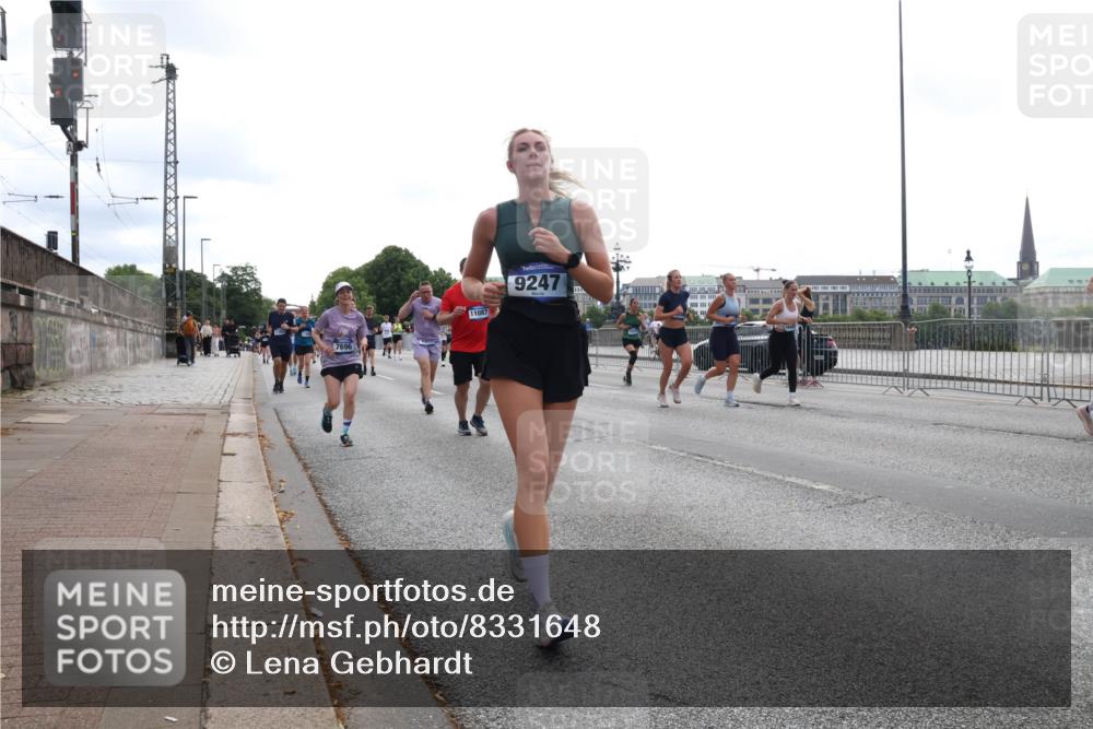 29.06.2025 - hella hamburg halbmarathon Lena Gebhardt http://msf.ph/oto/8331648 29.06.2025 10:37:56 Lombardsbrücke 7696, 11087, 9247, 1196, 1394, 1475, 1578, 1799, 1901, 1966, 1985, 2199, 2640, 2786, 2853, 3230, 3242, 3246, 3633, 3716, 3880, 4414, 4921, 5139, 5186, 5300, 5522, 5713, 5875, 6199, 6243, 6362, 6697, 6821, 6955, 7118, 7124, 7165, 7244, 7321, 7350, 7552, 7629, 7696, 7914, 8985, 9247, 9288, 9895, 10159, 10506, 10836, 11087, 11543, 12123, 12254, 12472, 12824, 16680, 17798 meine-sportfotos.de