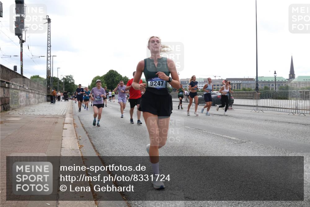 29.06.2025 - hella hamburg halbmarathon Lena Gebhardt http://msf.ph/oto/8331724 29.06.2025 10:37:56 Lombardsbrücke 7696, 9247, 1196, 1394, 1475, 1578, 1799, 1901, 1966, 1985, 2199, 2640, 2786, 2853, 3230, 3242, 3246, 3633, 3716, 3880, 4414, 4921, 5139, 5186, 5300, 5522, 5713, 5875, 6199, 6243, 6362, 6697, 6821, 6955, 7118, 7124, 7165, 7244, 7321, 7350, 7552, 7629, 7696, 7914, 8985, 9247, 9288, 9895, 10159, 10506, 10836, 11087, 11543, 12123, 12254, 12472, 12824, 16680, 17798 meine-sportfotos.de