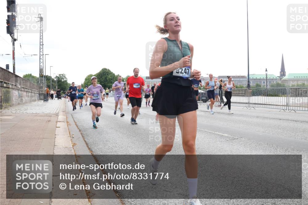 29.06.2025 - hella hamburg halbmarathon Lena Gebhardt http://msf.ph/oto/8331774 29.06.2025 10:37:57 Lombardsbrücke 7696, 11087, 9247, 15418, 551, 1196, 1394, 1475, 1578, 1742, 1799, 1901, 1966, 1985, 2199, 2640, 2786, 2853, 3230, 3242, 3246, 3633, 3716, 3880, 4414, 4921, 5139, 5186, 5300, 5522, 5713, 5875, 6199, 6243, 6362, 6697, 6821, 6930, 6955, 7118, 7124, 7165, 7244, 7321, 7350, 7552, 7629, 7696, 7914, 8985, 9247, 9288, 9895, 10159, 10506, 10836, 11087, 11543, 12123, 12254, 12472, 12824, 16680, 17798 meine-sportfotos.de