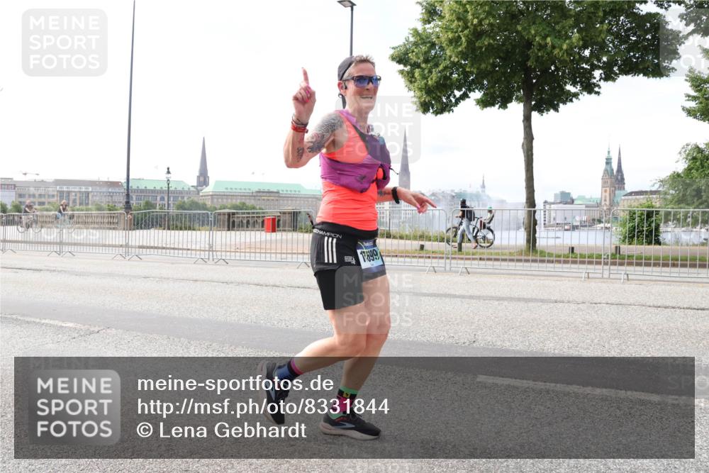29.06.2025 - hella hamburg halbmarathon Lena Gebhardt http://msf.ph/oto/8331844 29.06.2025 10:13:10 Lombardsbrücke 17699, 1007, 1020, 1051, 1747, 1851, 1859, 1939, 2531, 2891, 2942, 2961, 3218, 3360, 3728, 3729, 4187, 4532, 6207, 6489, 7346, 7460, 7873, 7907, 8398, 8405, 8913, 8917, 9141, 9527, 10067, 10402, 11025, 11720, 12492, 14404, 14869, 15012, 15531, 15922, 16030, 16255, 16323, 16437, 16826, 16911, 17061, 17474, 17699, 17988, 17994, 18048, 18222, 18320, 18530, 18732 meine-sportfotos.de