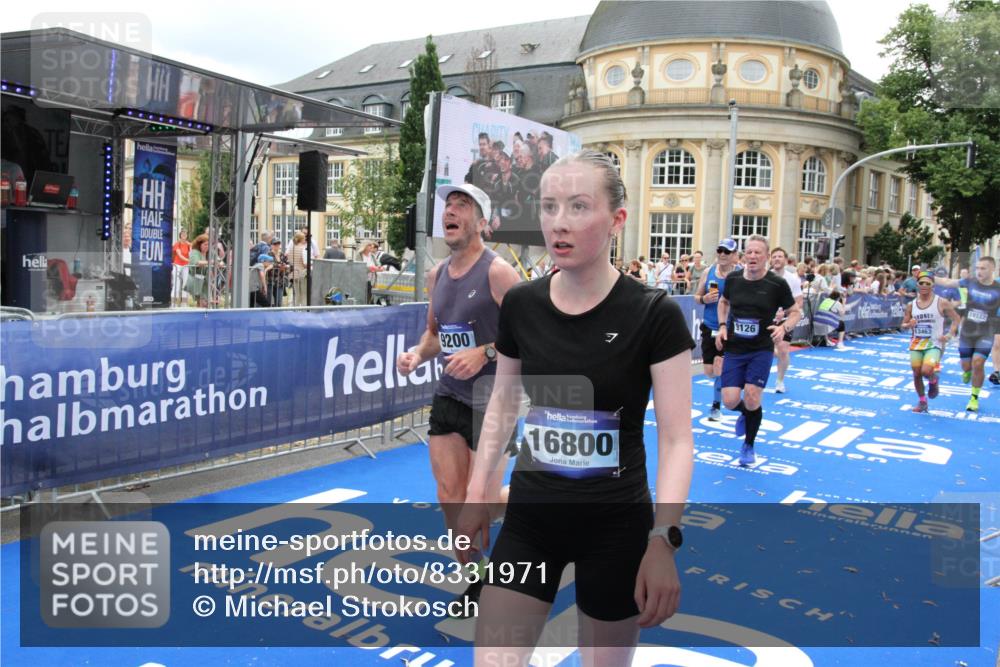 29.06.2025 - hella hamburg halbmarathon Michael Strokosch http://msf.ph/oto/8331971 29.06.2025 10:49:55 Ziel 2540, 4017, 5460, 8454, 8455, 9126, 9200, 9491, 9597, 11975, 12527, 12733, 13463, 16732, 16800, 16887, 19109, 19122 meine-sportfotos.de