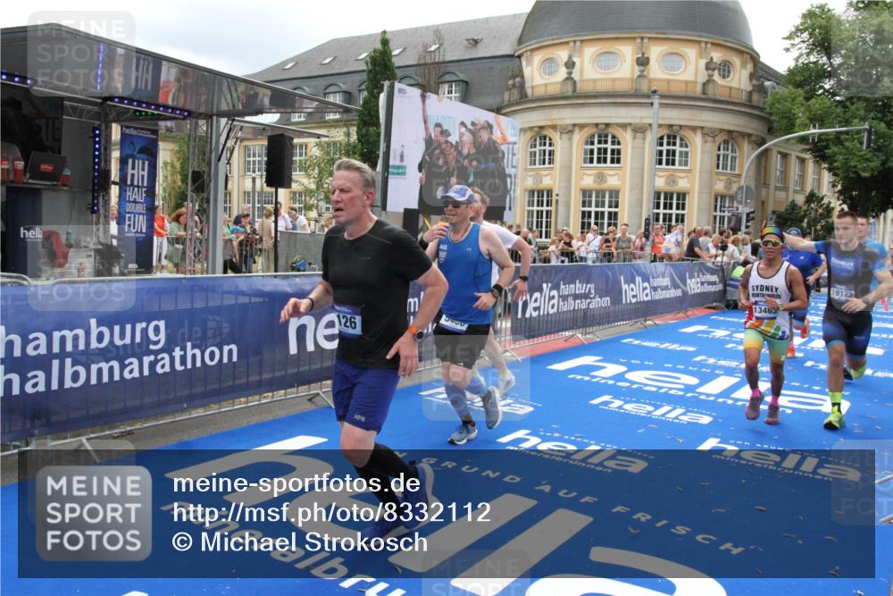 29.06.2025 - hella hamburg halbmarathon Michael Strokosch http://msf.ph/oto/8332112 29.06.2025 10:49:56 Ziel 2540, 4017, 5460, 8454, 8455, 9126, 9200, 9491, 9597, 11975, 12527, 12733, 13463, 16716, 16732, 16800, 16887, 19109, 19122 meine-sportfotos.de