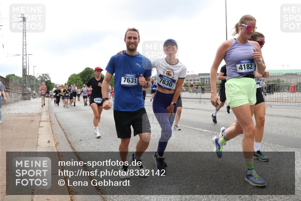 29.06.2025 - hella hamburg halbmarathon Lena Gebhardt http://msf.ph/oto/8332142 29.06.2025 10:47:33 Lombardsbrücke 14441, 7631, 7630, 4182, 18, 1045, 1185, 1246, 1434, 1463, 1523, 1607, 1618, 1639, 1704, 1926, 2148, 2407, 2491, 2537, 2555, 2704, 2790, 2882, 2994, 3339, 4037, 4184, 4325, 4423, 4483, 4806, 4895, 4974, 4975, 5621, 5622, 5895, 6255, 6256, 6879, 6995, 7403, 7430, 7431, 7630, 7631, 7970, 8105, 8131, 8270, 8550, 8706, 8915, 8953, 9018, 9687, 10658, 10991, 11351, 11458, 11730, 11738, 11802, 11909, 12431 meine-sportfotos.de
